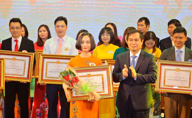 Đồng chí Phan Xuân Thủy-Phó Trưởng ban Tuyên giáo Trung ương trao giải nhất cho thí sinh . Ảnh: Tuấn Hương