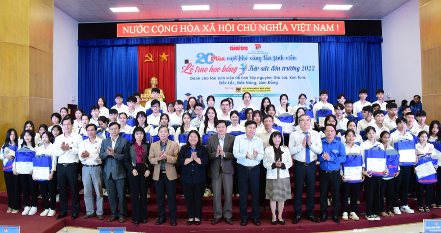 Các đại biểu chụp hình lưu niệm cùng 69 tân sinh viên được nhận học bổng Tiếp sức đến trường. Ảnh: Đức Thụy