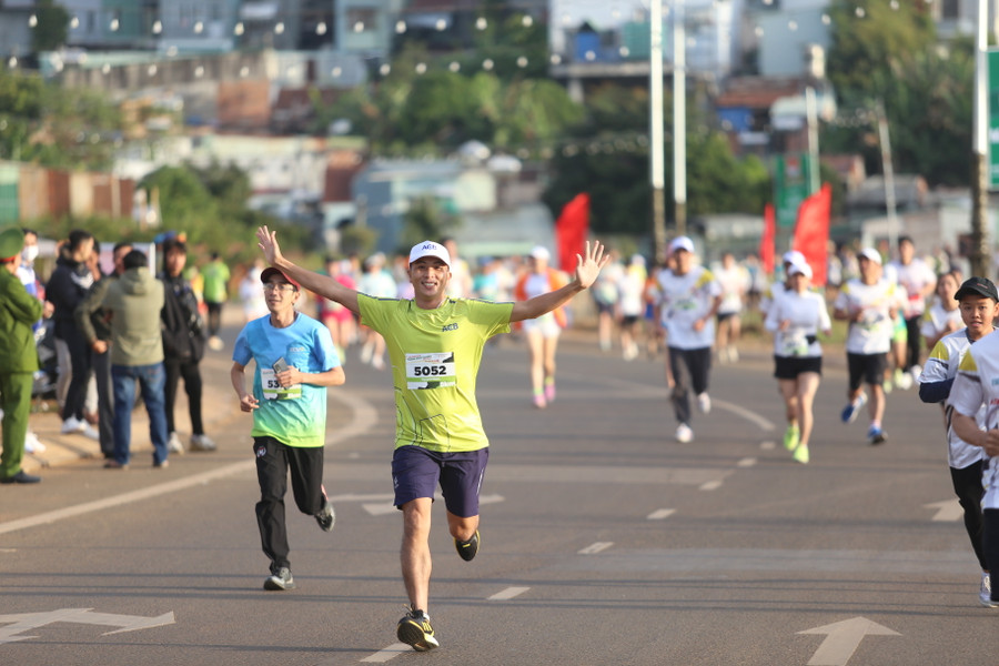 Các chân chạy phong trào háo hức cho giải chạy quy mô lớn và chuyên nghiệp. Ảnh: Văn Ngọc