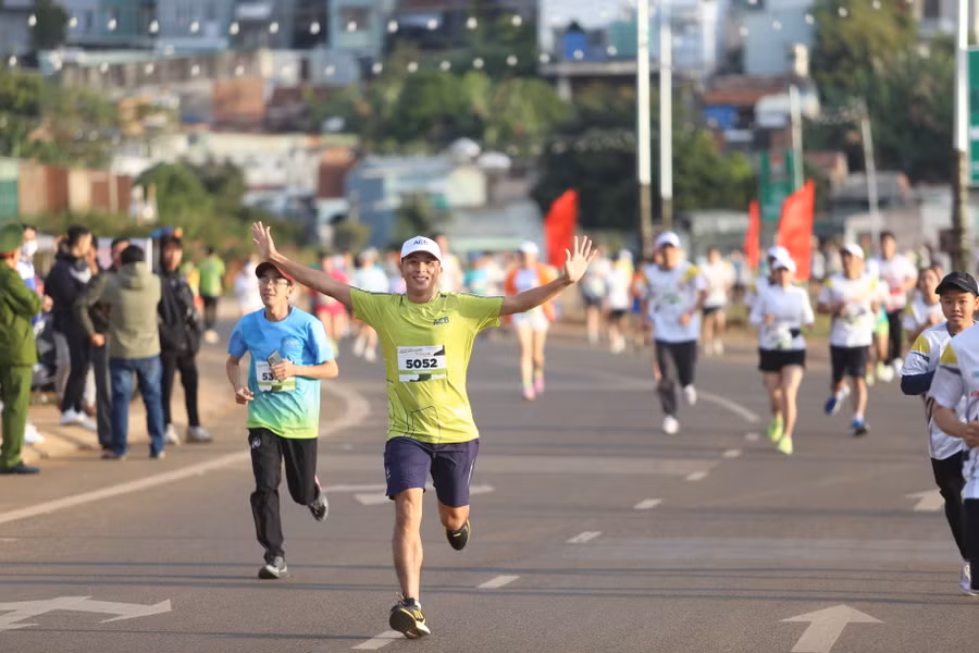Các chân chạy phong trào háo hức cho giải chạy quy mô lớn và chuyên nghiệp. Ảnh: Văn Ngọc
