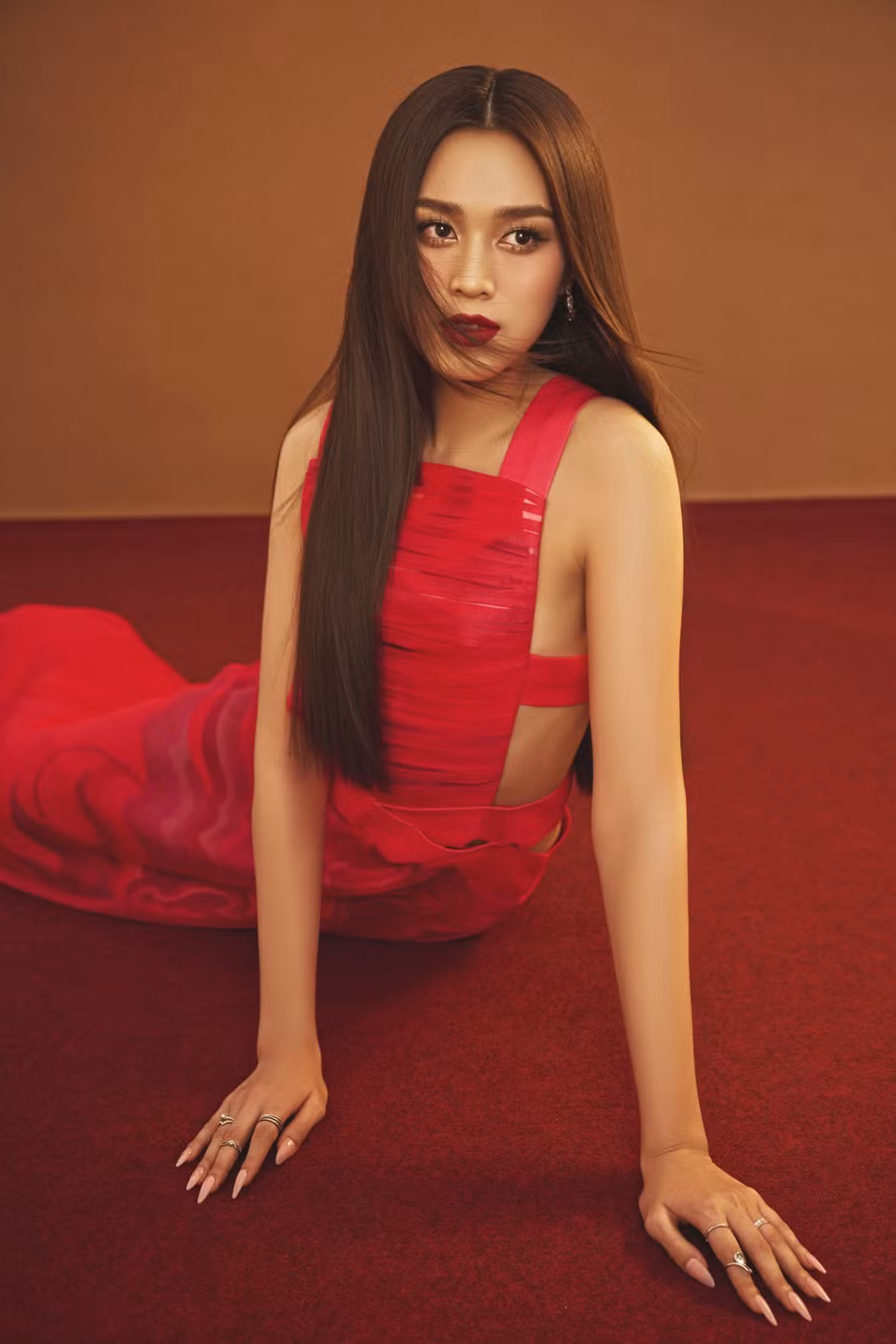 Ở thời điểm mới đăng quang, Đỗ Thị Hà hướng đến hình ảnh trong trẻo, dịu dàng tuổi đôi mươi tuy nhiên trong bộ ảnh trước khi kết thúc nhiệm kỳ, người đẹp Thanh Hoá đã không ngần ngại lột xác, diện những bộ váy táo bạo và tạo dáng quyến rũ. Ảnh: Milor Trần