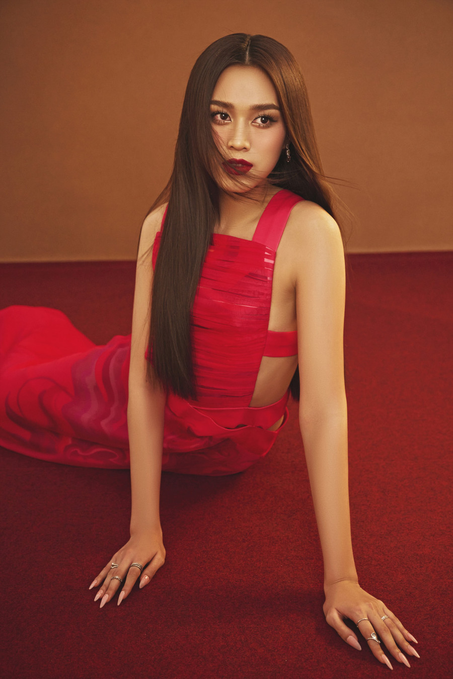 Ở thời điểm mới đăng quang, Đỗ Thị Hà hướng đến hình ảnh trong trẻo, dịu dàng tuổi đôi mươi tuy nhiên trong bộ ảnh trước khi kết thúc nhiệm kỳ, người đẹp Thanh Hoá đã không ngần ngại lột xác, diện những bộ váy táo bạo và tạo dáng quyến rũ. Ảnh: Milor Trần