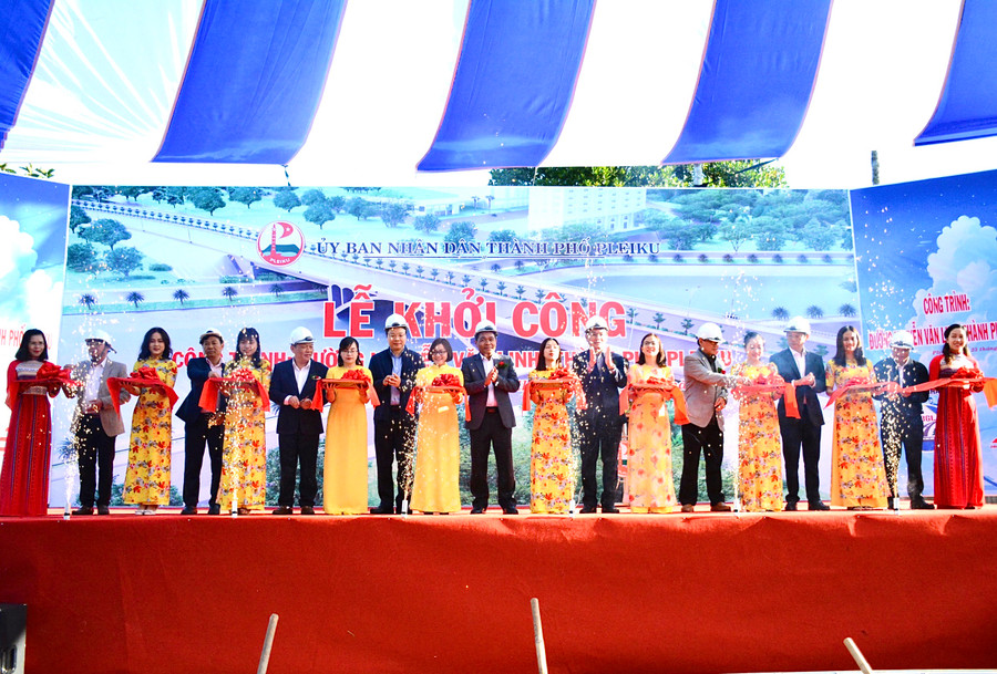 Lãnh đạo tỉnh, TP. Pleiku cùng đại diện các sở, ngành thực hiện nghi thức cắt băng khởi công dự án công trình đường Nguyễn Văn Linh