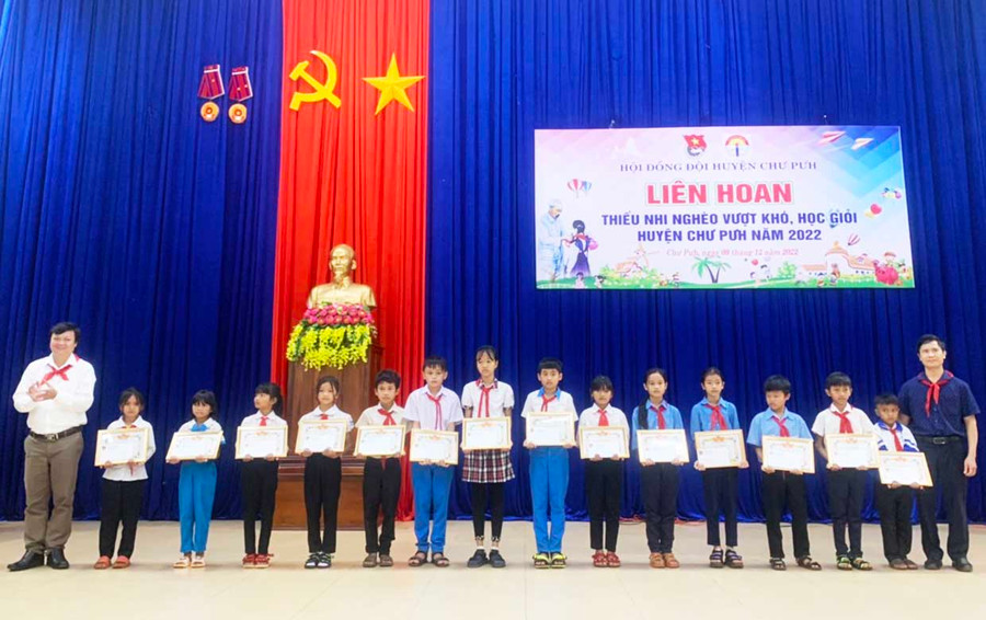 Ban tổ chức đã tặng 24 giấy khen em học sinh nổi bật, vượt khó, dùng nghị lực của bản thân vươn lên trong học tập và cuộc sống. Ảnh: Hà Chi Ban tổ chức đã tặng 24 giấy khen em học sinh nổi bật, vượt khó, dùng nghị lực của bản thân vươn lên trong học tập và cuộc sống. Ảnh: Hà Chi