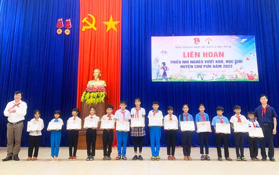  Ban tổ chức đã tặng 24 giấy khen em học sinh nổi bật, vượt khó, dùng nghị lực của bản thân vươn lên trong học tập và cuộc sống. Ảnh: Hà Chi