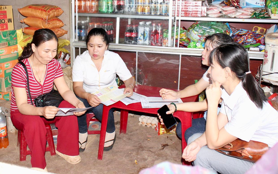 Cán bộ BHXH huyện Chư Pưh đến tận nhà tuyên truyền, vận động phụ huynh học sinh mua BHYT cho con em. Ảnh: Như Nguyện Cán bộ BHXH huyện Chư Pưh đến tận nhà tuyên truyền, vận động phụ huynh học sinh mua BHYT cho con em. Ảnh: Như Nguyện