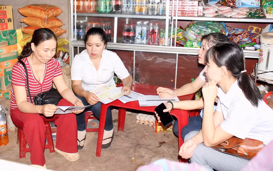  Cán bộ BHXH huyện Chư Pưh đến tận nhà tuyên truyền, vận động phụ huynh học sinh mua BHYT cho con em. Ảnh: Như Nguyện