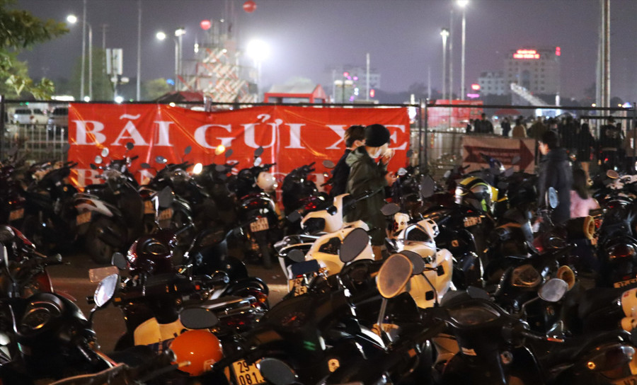 Phía ngoài đường đua F1, các bãi trông xe đã chật kín. Mặc dù giá vé là 30.000 đồng/ lượt, gấp 5-6 lần bình thường nhưng nhiều người vẫn chấp nhận gửi xe tại đây.