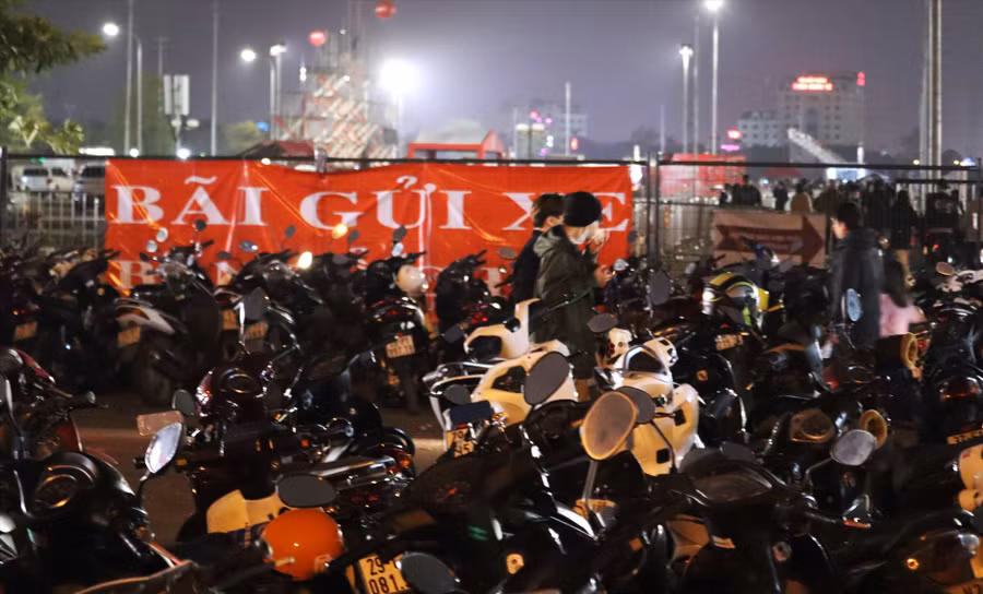 Phía ngoài đường đua F1, các bãi trông xe đã chật kín. Mặc dù giá vé là 30.000 đồng/ lượt, gấp 5-6 lần bình thường nhưng nhiều người vẫn chấp nhận gửi xe tại đây.