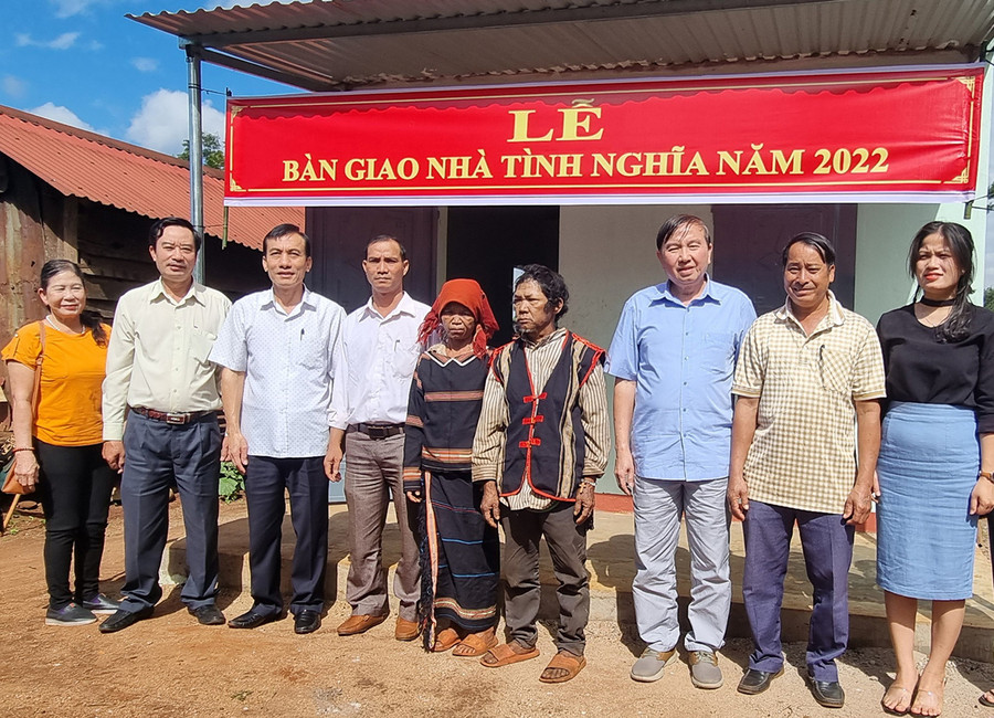  Công ty TNHH một thành viên Cao su Chư Sê cùng chính quyền địa phương bàn giao nhà tình nghĩa cho gia đình bà Rah Lan Bêng (làng O Grưng, xã Ia Ko, huyện Chư Sê). Ảnh: Hà Phương