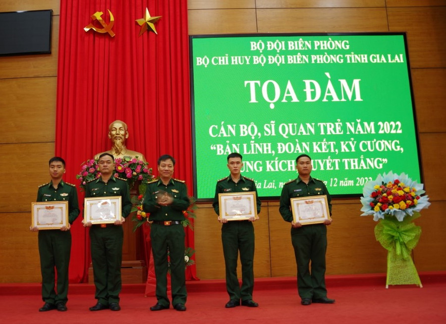 Tuyên dương sĩ quan trẻ tiêu biểu. Ảnh: Kiên Quyết Tuyên dương sỉ quan trẻ tiêu biểu. Ảnh: Kiên Quyết