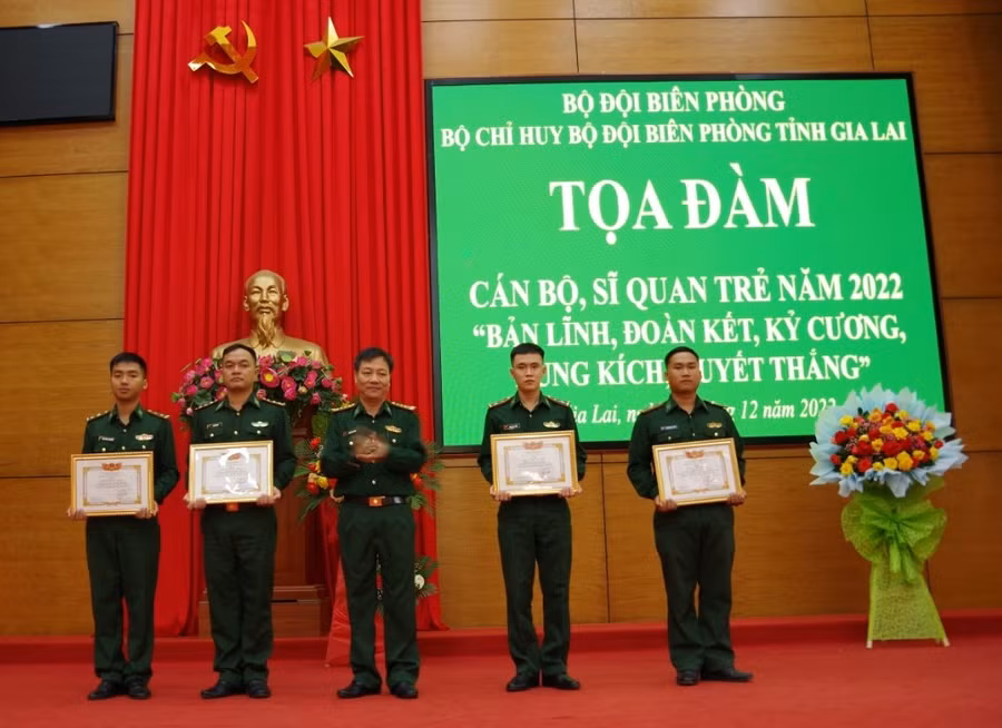 Tuyên dương sỉ quan trẻ tiêu biểu. Ảnh: Kiên Quyết