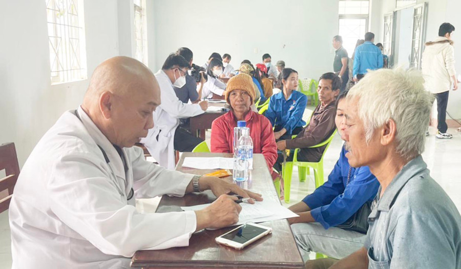  Các y-bác sĩ khám bệnh, cấp phát thuốc miễn phí cho người dân xã Đất Bằng. Ảnh: Vũ Chi