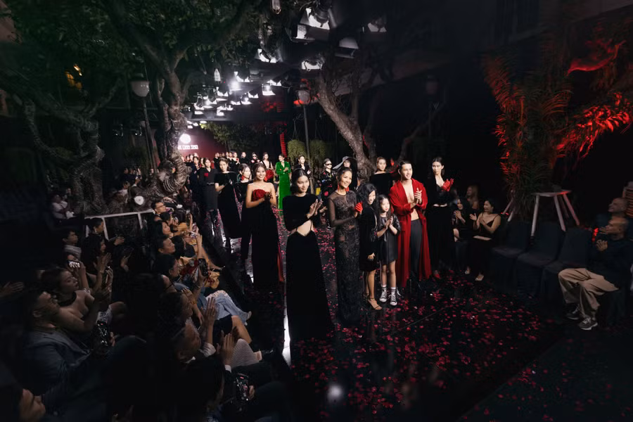 Bộ sưu tập gồm 60 mẫu thiết kế với điểm nhấn là những đường cắt xẻ, giúp tôn lên vẻ quyến rũ cho người mặc. Trong đêm diễn, Thạch Thu Thảo đảm nhận vai trò mở màn với chiếc váy đen huyền bí. Ảnh: Kiếng Cận