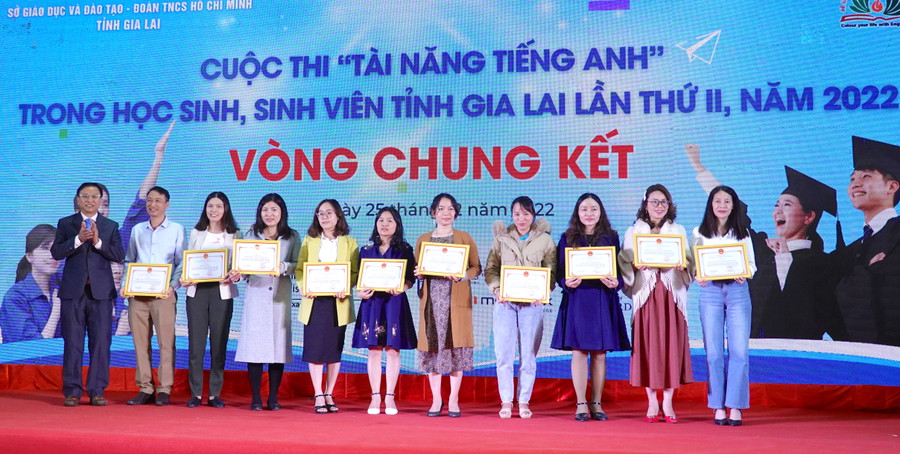 Các tập thể đạt giải tại cuộc thi. Ảnh: Mộc Trà