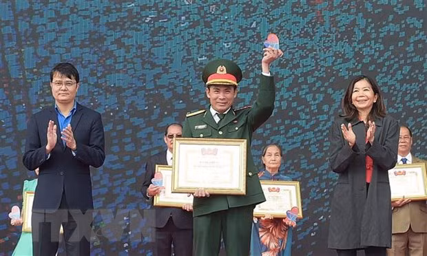 Bí thư thứ nhất Trung ương Đoàn Bùi Quang Huy và bà Pauline Tamesis, Điều phối viên thường trú Liên hợp quốc tại Việt Nam trao Giải thưởng Tình nguyện Quốc gia năm 2022 cho các cá nhân xuất sắc. (Ảnh: Minh Đức/TTXVN)