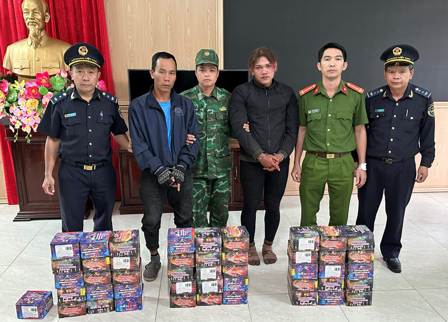 Các đối tượng và tang vật tại cơ quan chức năng. Ảnh: Kiên Quyết Các đối tượng và tang vật tại cơ quan chức năng. Ảnh: Kiên Quyết