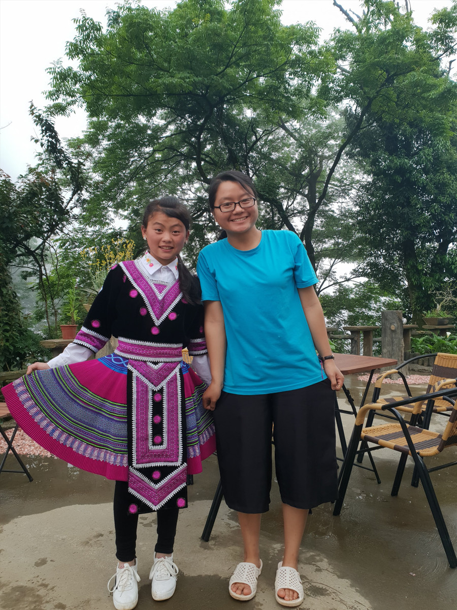 Đạo diễn Hà Lệ Diễm và nhân vật Di trong phim. Ảnh: Nhà sản xuất cung cấp