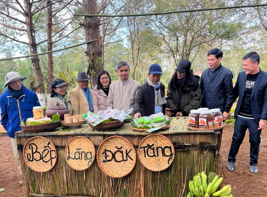 Một quầy hàng trưng bày các đặc sản của xã Đăk Tăng, huyện Kon Plông. Ảnh: Thanh Tuấn