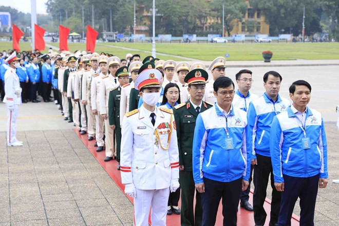 Các đại biểu vào Lăng viếng Chủ tịch Hồ Chí Minh. Ảnh: Minh Đức/TTXVN