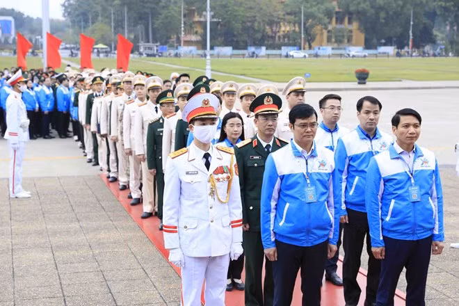 Các đại biểu vào Lăng viếng Chủ tịch Hồ Chí Minh. Ảnh: Minh Đức/TTXVN