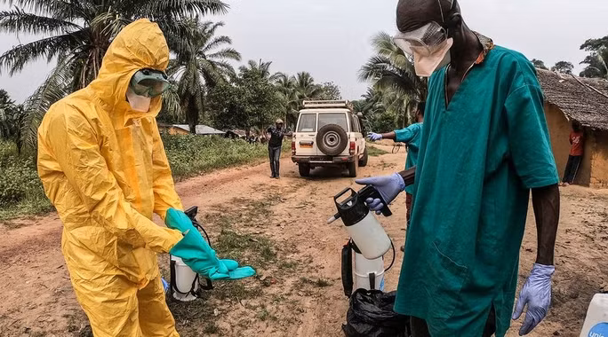 Nhân viên y tế đang làm việc tại Uganda. Ảnh: WHO