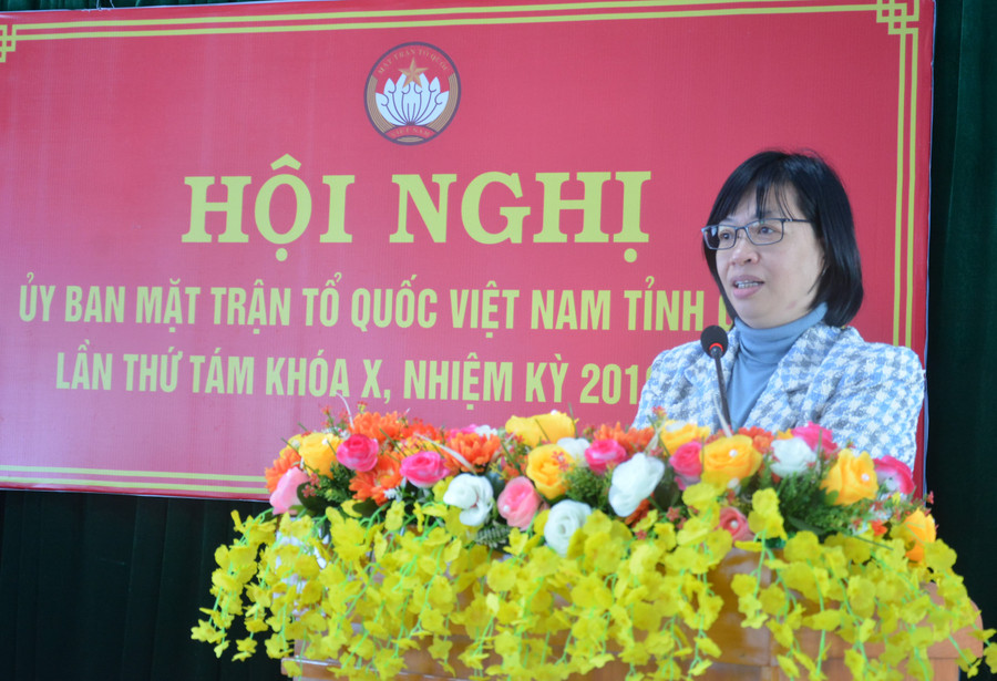 Phó Chủ tịch UBND tỉnh Nguyễn Thị Thanh Lịch thông tin tình hình phát triển kinh tế-xã hội tại hội nghị. Ảnh: Anh Huy