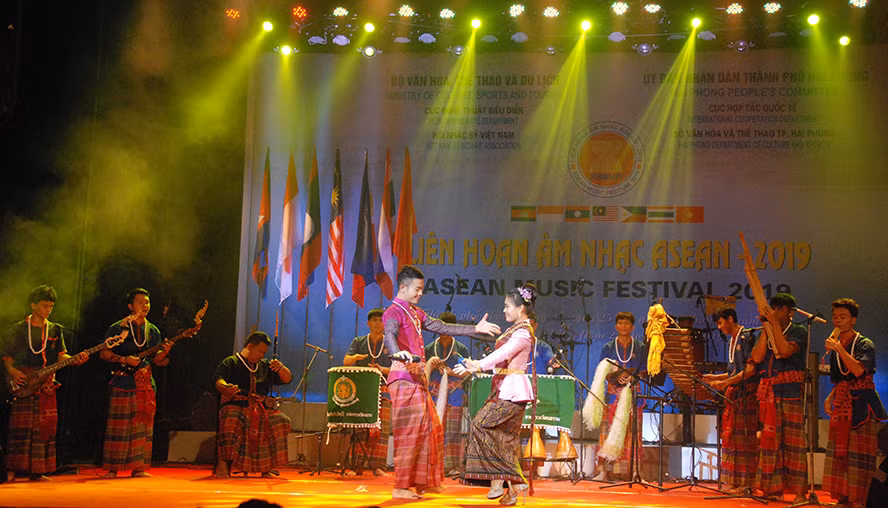 Liên hoan Âm nhạc ASEAN - 2022 là nơi hội tụ các đơn vị nghệ thuật đến từ các quốc gia trong khối ASEAN. Ảnh minh họa: Liên hoan Âm nhạc ASEAN-2019/Báo Hà Nội mới