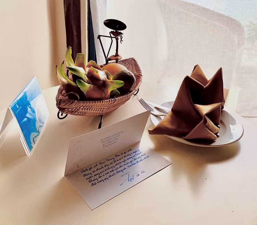 Món quà nhỏ cùng tấm thiệp viết tay thể hiện sự quan tâm của khách sạn đối với du khách. Ảnh: Phương Vi