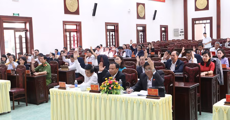  Các đại biểu biểu quyết thông qua 22 nghị quyết quan trọng. Ảnh: Quang Tấn