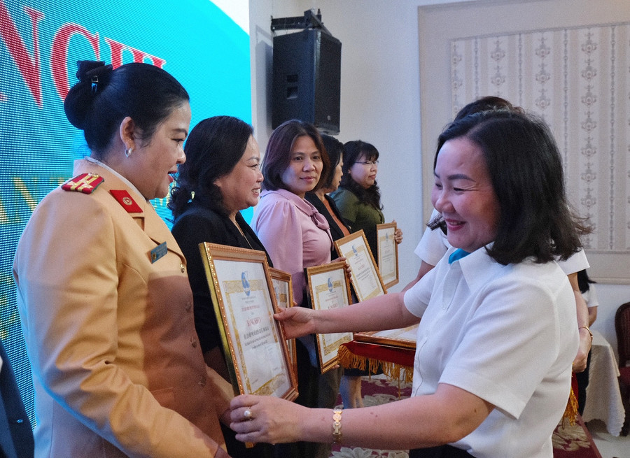 Khen thương các tập thể có thành tích xuất sắc trong công tác hội và phong trào phụ nữ năm 2022. Ảnh Minh Châu 