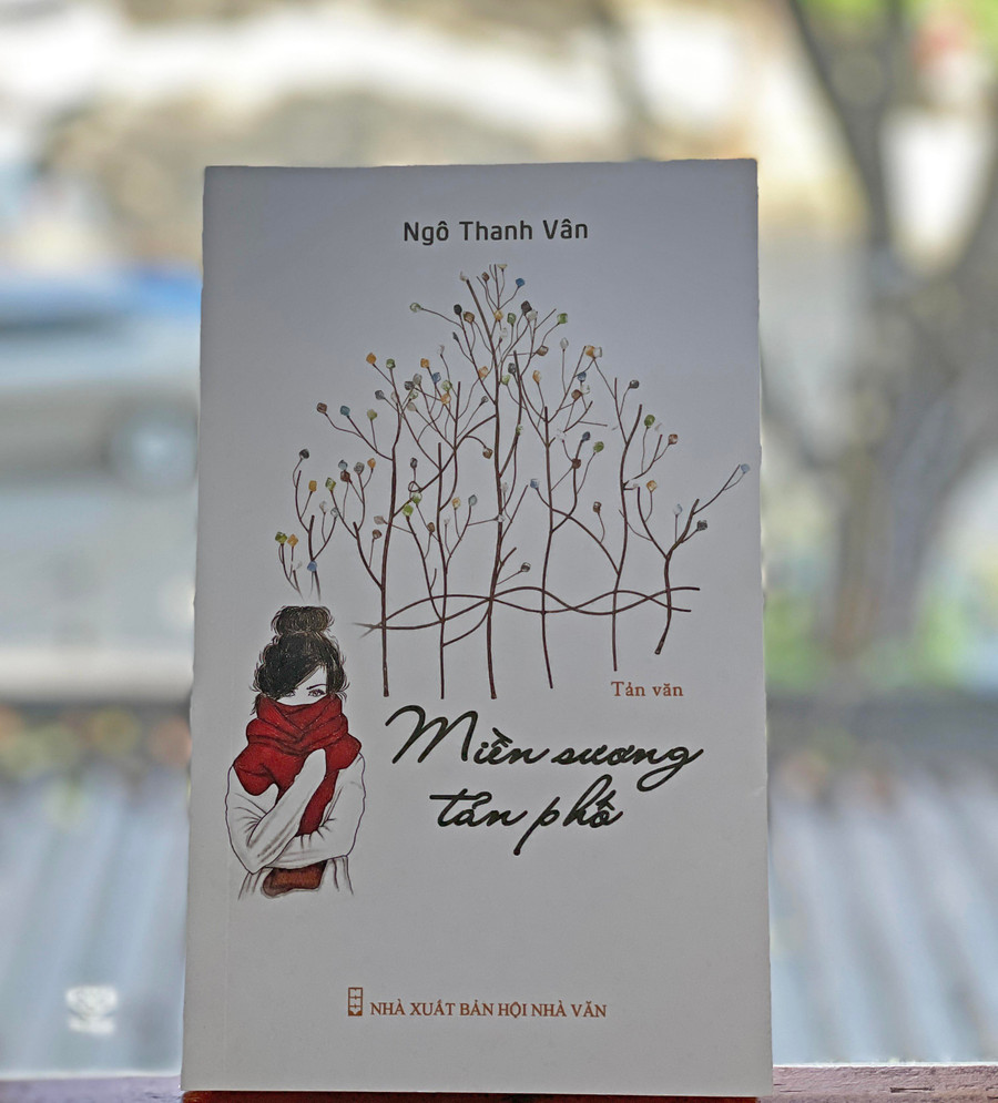 Tập tản văn “Miền sương tản phố” của nhà thơ Ngô Thanh Vân. Ảnh: Phương Duyên Tập tản văn “Miền sương tản phố” của nhà thơ Ngô Thanh Vân. Ảnh: Phương Duyên