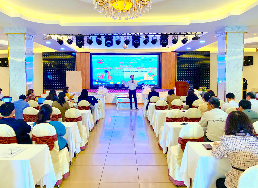 60 cán bộ được tập huấn nâng cao năng lực quản lý tài chính, năng lực quản lý chương trình Dự án Bạn hữu trẻ em giai đoạn 2022-2026. Ảnh: Hà Duy