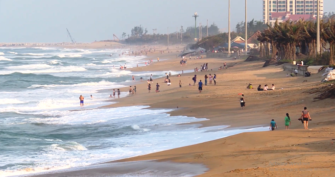 Dù đang là mùa đông, nhiều du khách vẫn đến Phú Yên. Dù đang là mùa đông, nhiều du khách vẫn đến Phú Yên.