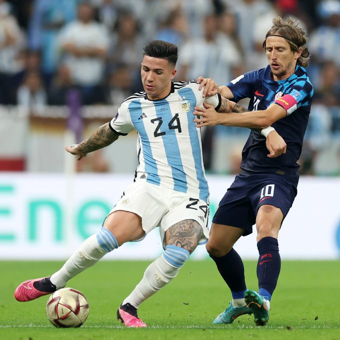 Croatia (phải) bất lực trước sự khôn ngoan của các cầu thủ Argentina. Ảnh: FIFA