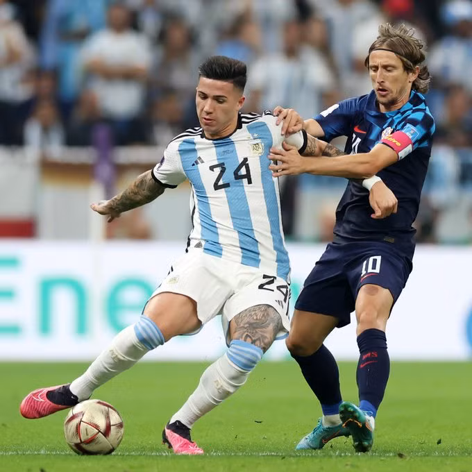 Croatia (phải) bất lực trước sự khôn ngoan của các cầu thủ Argentina. Ảnh: FIFA