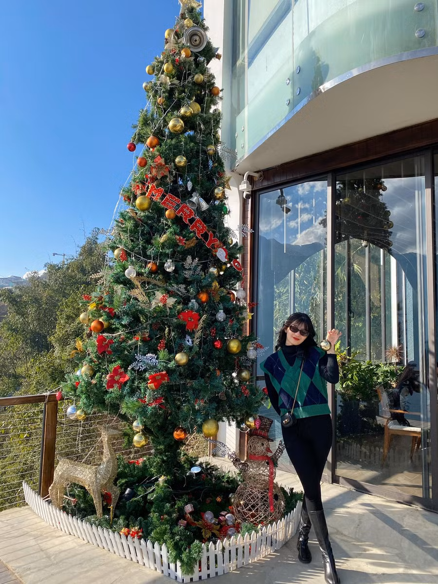 Một số khách sạn, homestay trang hoàng không khí Giáng sinh. Ảnh: Ngọc Trang