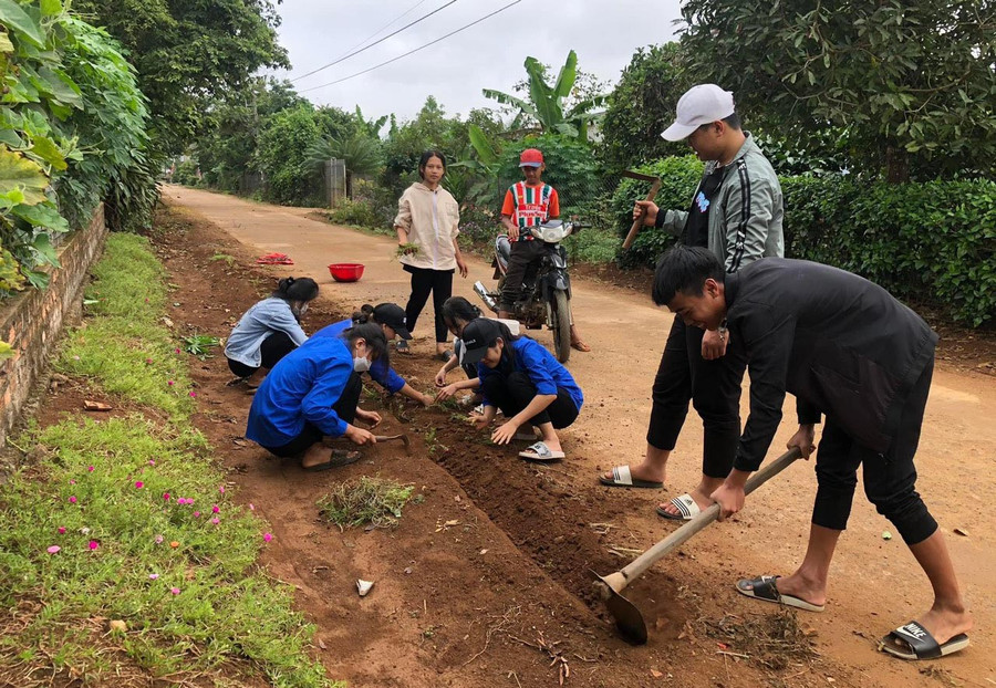 Người dân xã Chư Á (TP. Pleiku) tham gia xây dựng cảnh quan môi trường xanh-sạch-đẹp. Ảnh: Nhật Hào