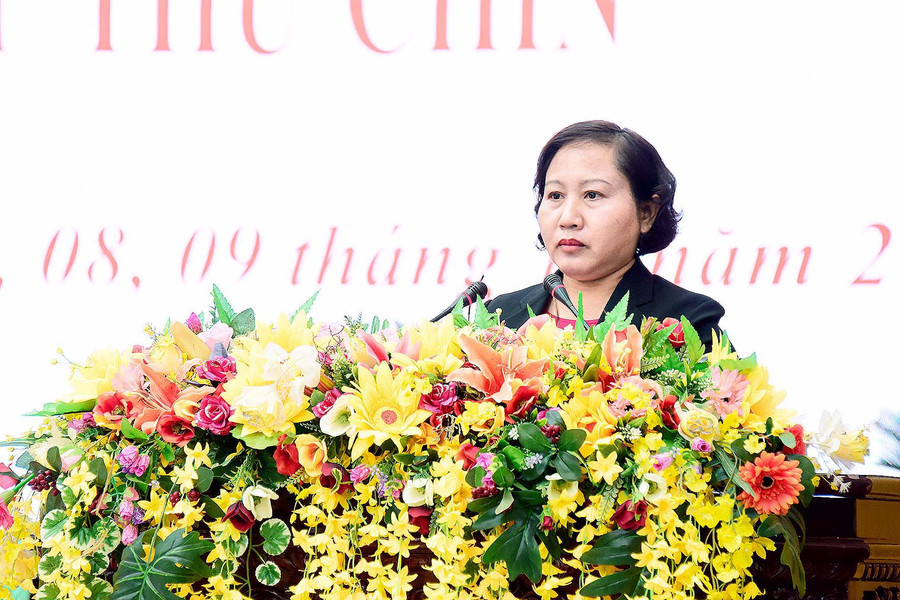 Phó Chủ tịch HĐND tỉnh Ayun H'Bút thay mặt Thường trực HĐND báo cáo tình hình hoạt động năm 2022 và phương hướng, nhiệm vụ công tác năm 2023. Ảnh: Đức Thụy