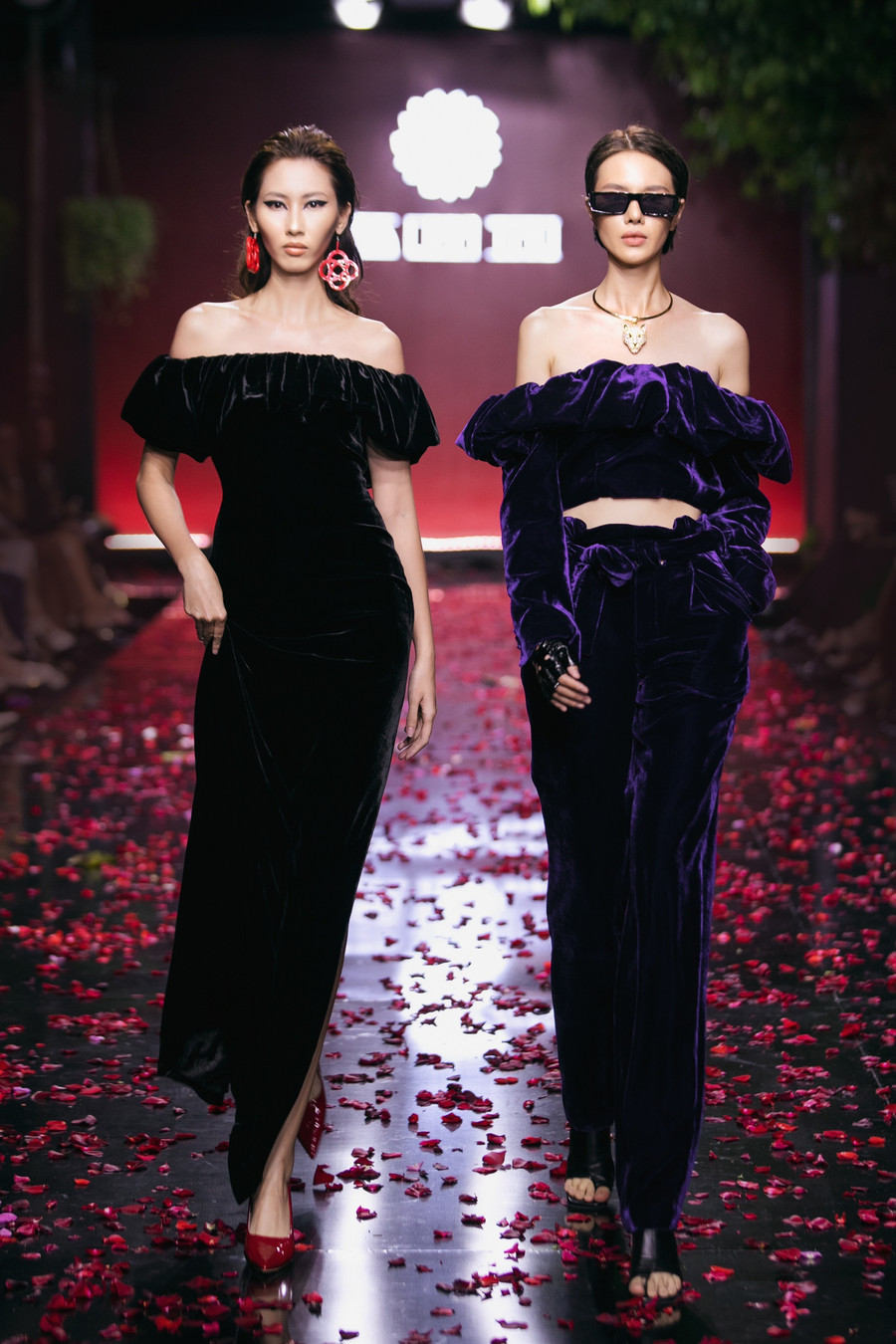 Bên cạnh đó, dàn người mẫu tham gia biểu diễn có Hằng Nguyễn, Hà Kino, Thanh Khoa, Cao Thiên Trang... Trước đó, nhà thiết kế Hà Linh Thư đã tổ chức buổi casting để tìm kiếm những gương mặt phù hợp, truyền tải thông điệp mà cô gửi gắm trong bộ sưu tập. Ảnh: Kiếng Cận Bên cạnh đó, dàn người mẫu tham gia biểu diễn có Hằng Nguyễn, Hà Kino, Thanh Khoa, Cao Thiên Trang... Trước đó, nhà thiết kế Hà Linh Thư đã tổ chức buổi casting để tìm kiếm những gương mặt phù hợp, truyền tải thông điệp mà cô gửi gắm trong bộ sưu tập. Ảnh: Kiếng Cận