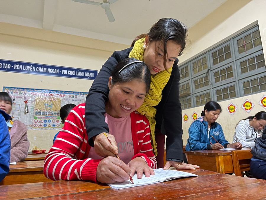  Chị Y Phên mong muốn đi học để con cái không xấu hổ với bạn bè. Ảnh: Đức Nhật