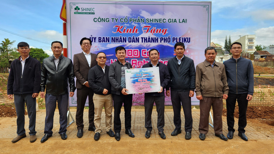 Đại diện lãnh đạo thành phố tiếp nhận 300 cây hoa Anh đào của Công ty Cổ phần SHINEC trao tặng