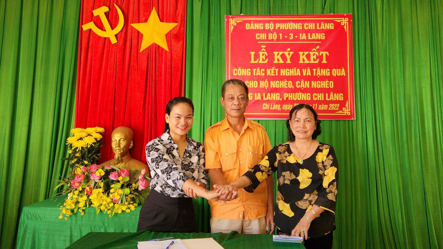 Chi bộ TDP 1, Chi bộ TDP 3 và Chi bộ làng Ia Lang ký kết công tác kết nghĩa. Ảnh: Phương Dung