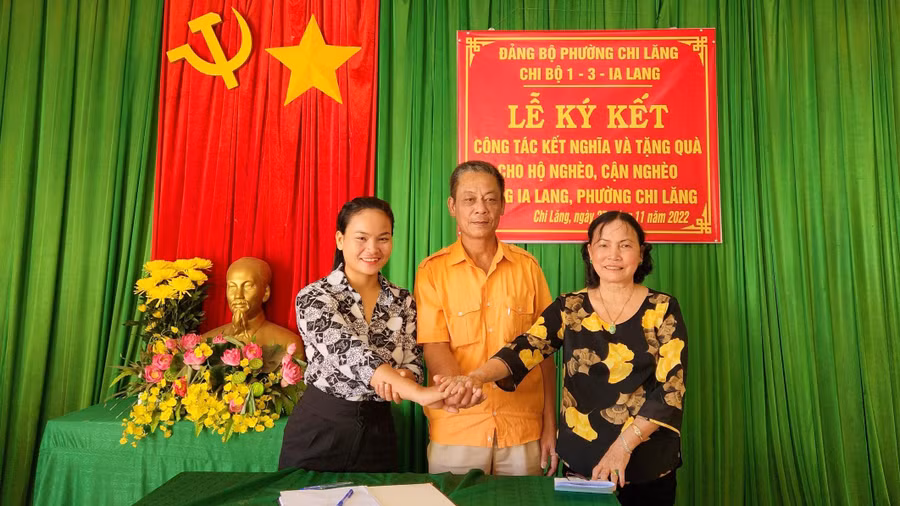 Chi bộ TDP 1, Chi bộ TDP 3 và Chi bộ làng Ia Lang ký kết công tác kết nghĩa. Ảnh: Phương Dung