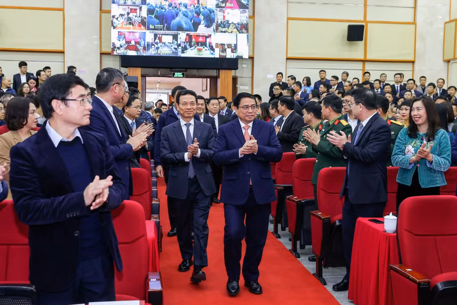 Thủ tướng Phạm Minh Chính đến dự hội nghị tổng kết của Bộ TT-TT. Ảnh: Nhật Bắc