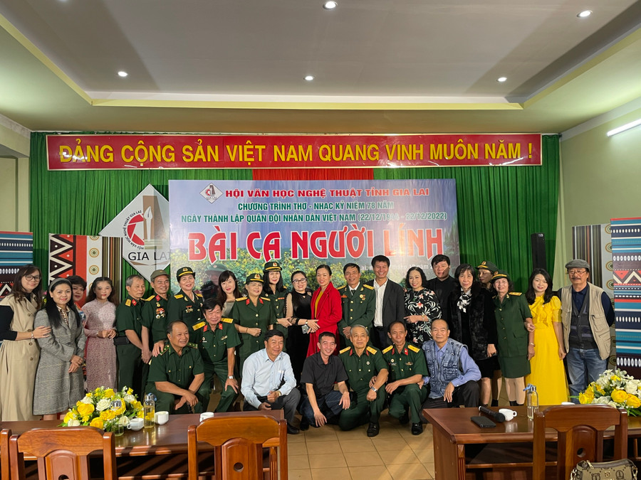 Hội viên Hội Văn học Nghệ thuật và Hội Cựu chiến binh TP. Pleiku cùng phối hợp làm nên thành công của chương trình. Ảnh Lam Nguyên 