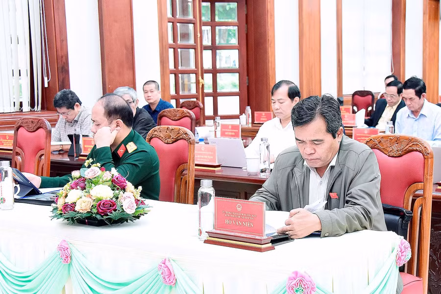 Ủy viên Ban Chấp hành Trung ương Đảng, Bí thư Tỉnh ủy, Chủ tịch HĐND tỉnh tham gia thảo luận tổ. Ảnh: Đức Thụy