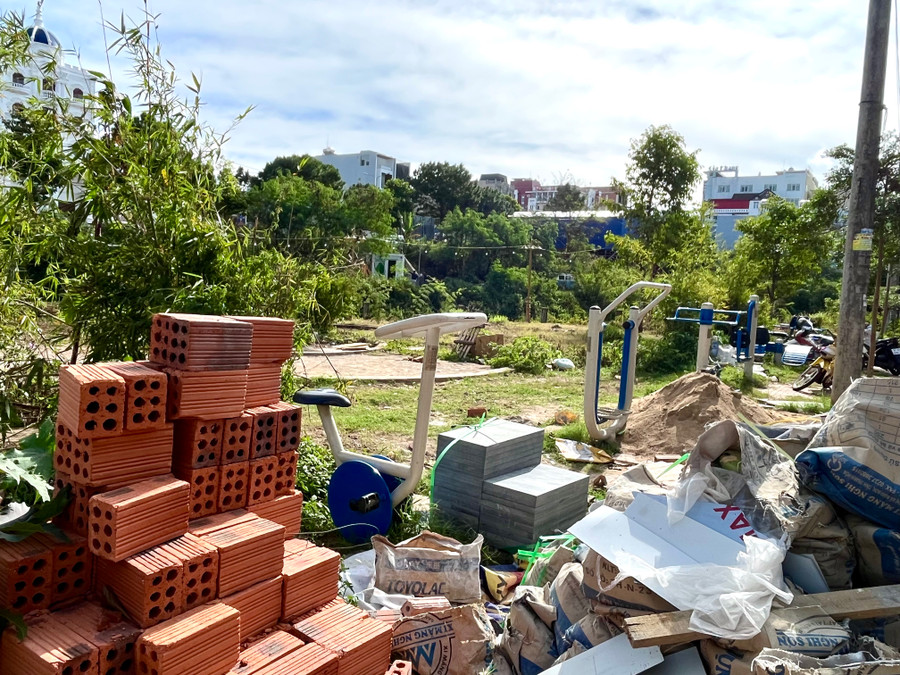 Khu vực lắp đặt dụng cụ thể dục trở thành nơi tập kết vật liệu xây dựng trông nhếch nhác, xấu xí. Ảnh: Phương Vi Khu vực lắp đặt dụng cụ thể dục ngoài trời trông nhếch nhác, xấu xí. Ảnh: Phương Vi