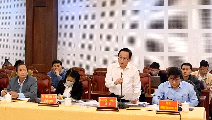  Ông Lý Minh Thái- Phó Giám đốc Sở Y tế thông tin về công tác y tế trên địa bàn tỉnh. Ảnh: Như Nguyện