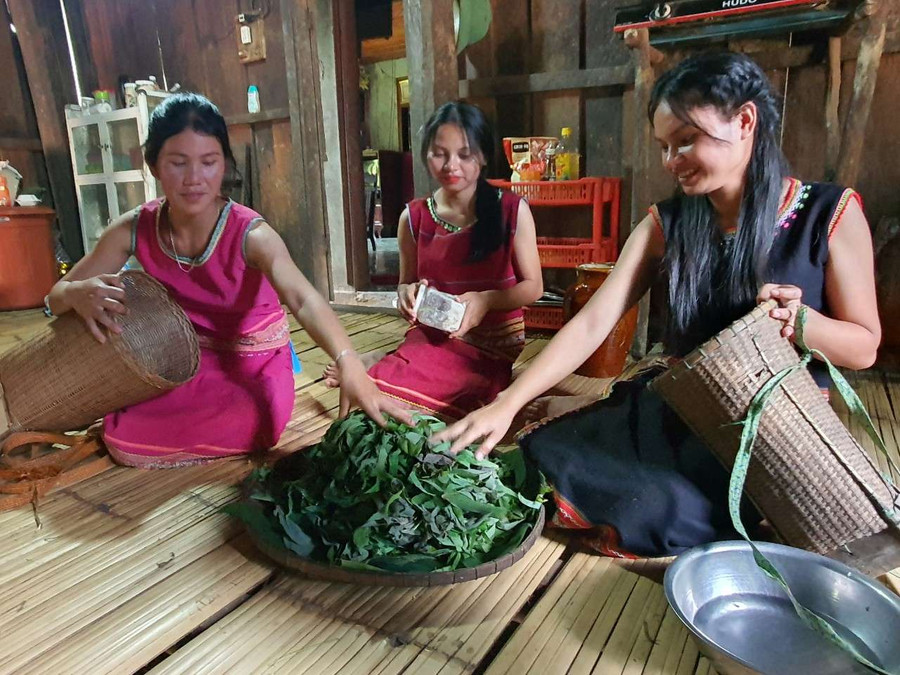 Lá mì được tập kết để chế biến thành các món ăn. Ảnh: T.T Lá mì được tập kết để chế biến thành các món ăn. Ảnh: T.T